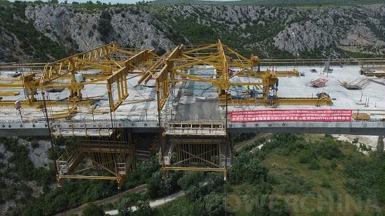 電建市政公司(sī)波黑(hēi)泊奇特利大橋(qiáo)次邊(biān)跨合龍