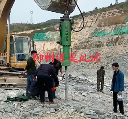 劈(pī)石機(jī)廠家(jiā)供應(yīng)專業(yè)破硬石頭