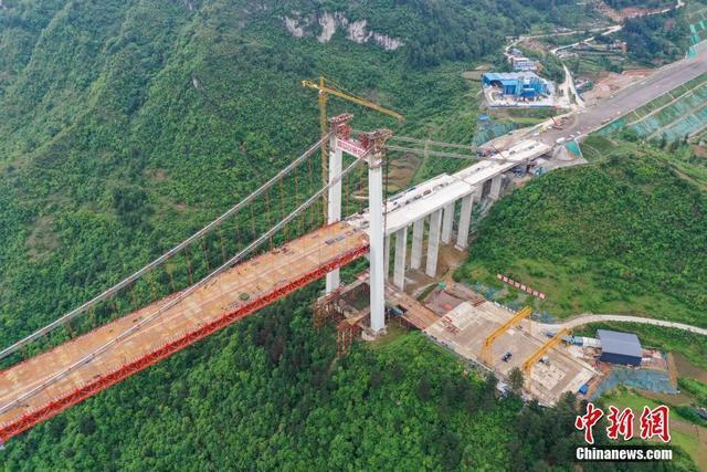 航(háng)拍建設(shè)中的(de)貴州(zhōu)陽寶山特大橋