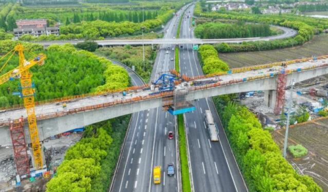 滬蘇湖鐵(tiě)路跨g60高速連續(xù)梁合龍