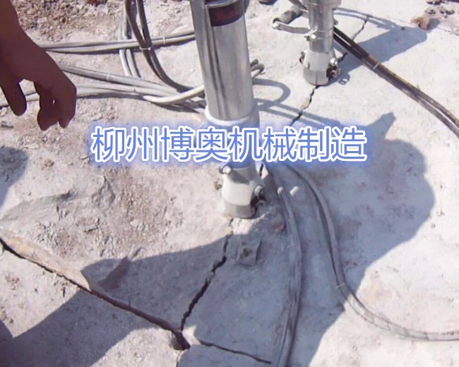 岩石(shí)劈裂機的使用維護決定設備(bèi)的使用壽命
