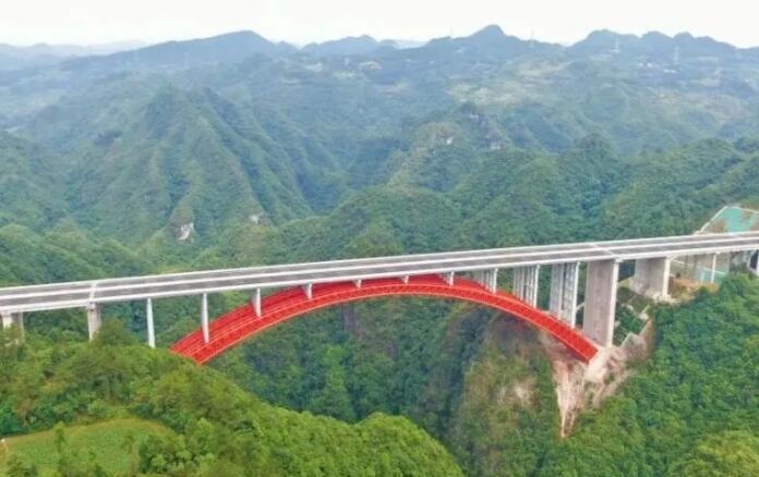 國(guó)内第三(sān)座采用六(liù)肢鋼(gāng)管的(de)烏(wū)梅(méi)河特(tè)大橋(qiáo)給梁(liáng)段穿(chuān)“滑闆鞋(xié)”