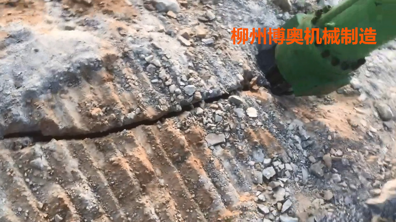 劈(pī)石機(jī)廠家供應專業(yè)破硬石(shí)頭