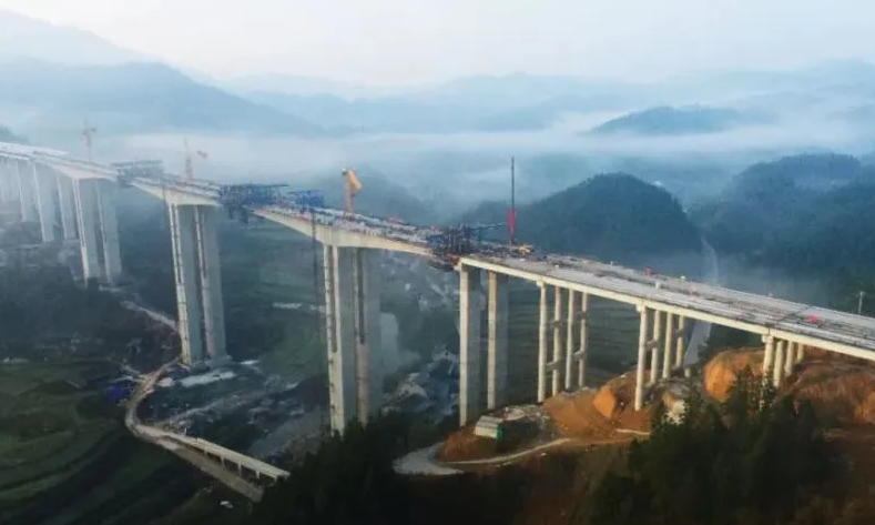 芷銅高速(sù)公路拖沖特(tè)大(dà)橋順(shùn)利合(hé)龍